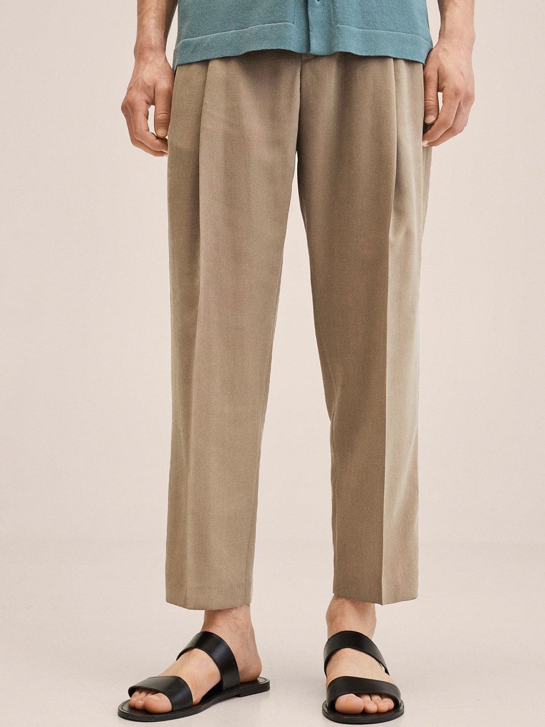 

MANGO MAN Men Taupe Solid Pleated Cropped Trousers