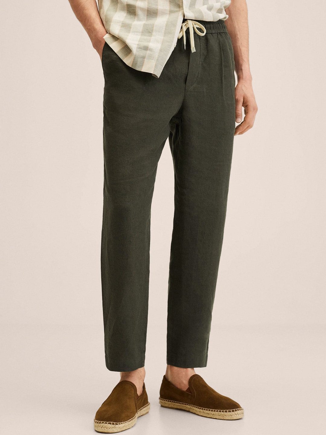 

MANGO MAN Men Olive Green Solid Lined Pleated Trousers