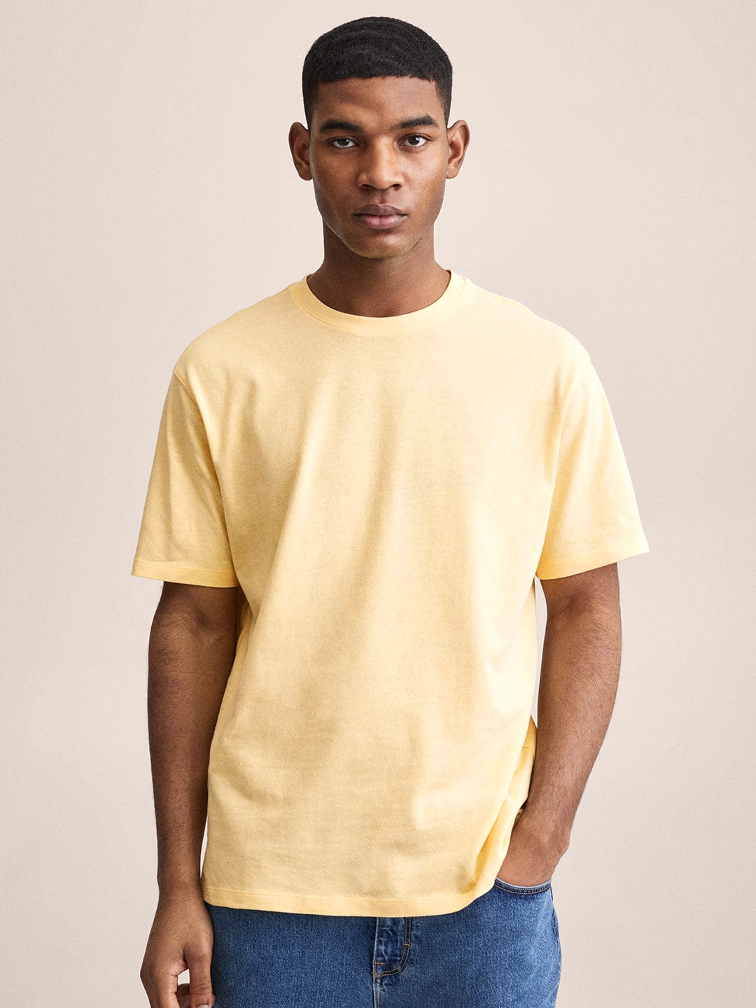 

MANGO MAN Men Yellow Cotton- Linen Drop-Shoulder Sleeves T-shirt