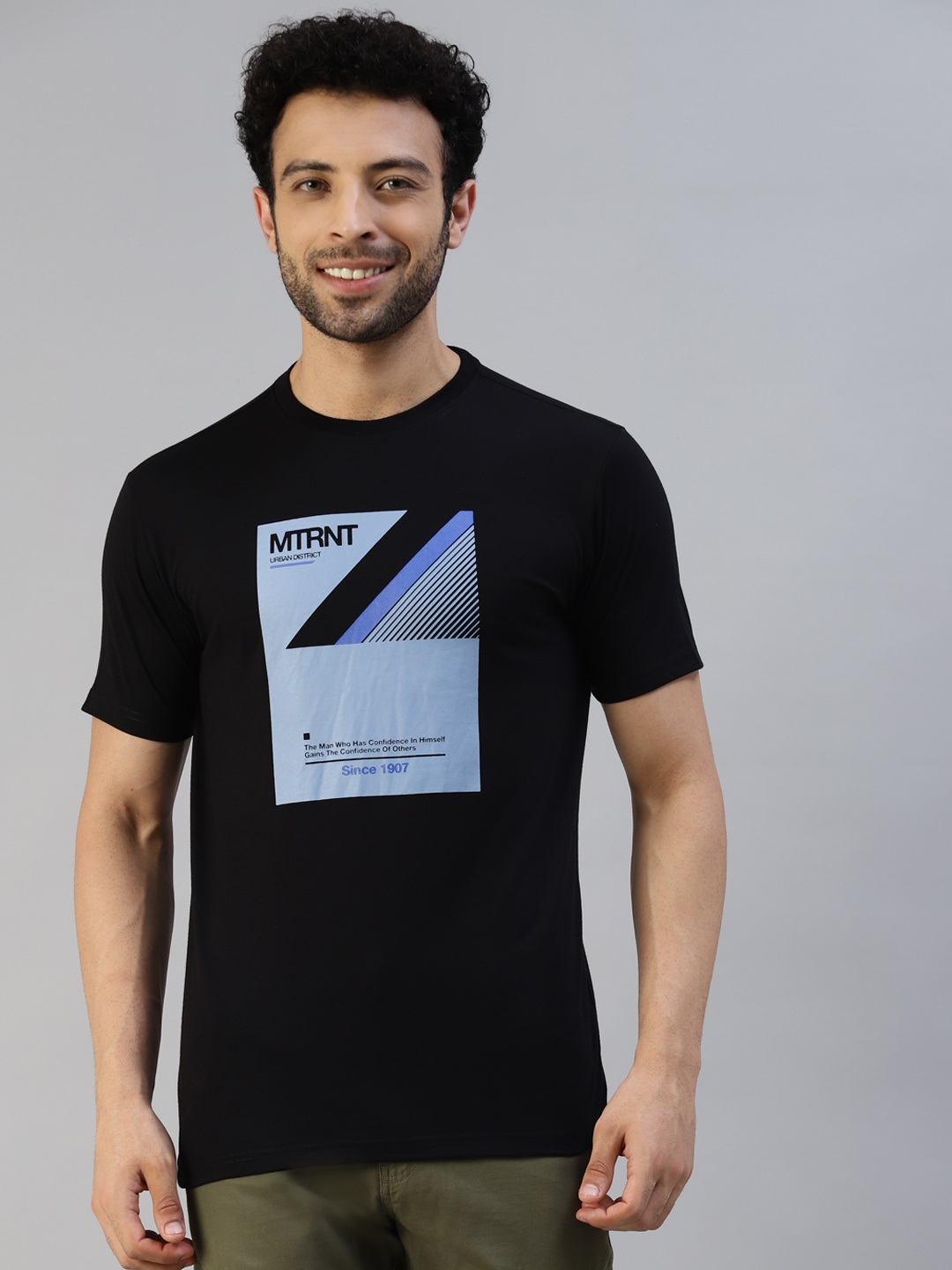 

Metronaut Men Black & Blue Typography Printed T-shirt
