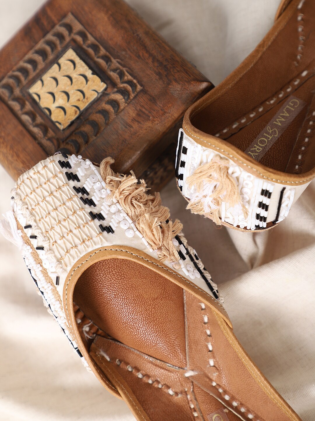 

GLAM STORY Women White Ethnic Mojaris with Bows Flats