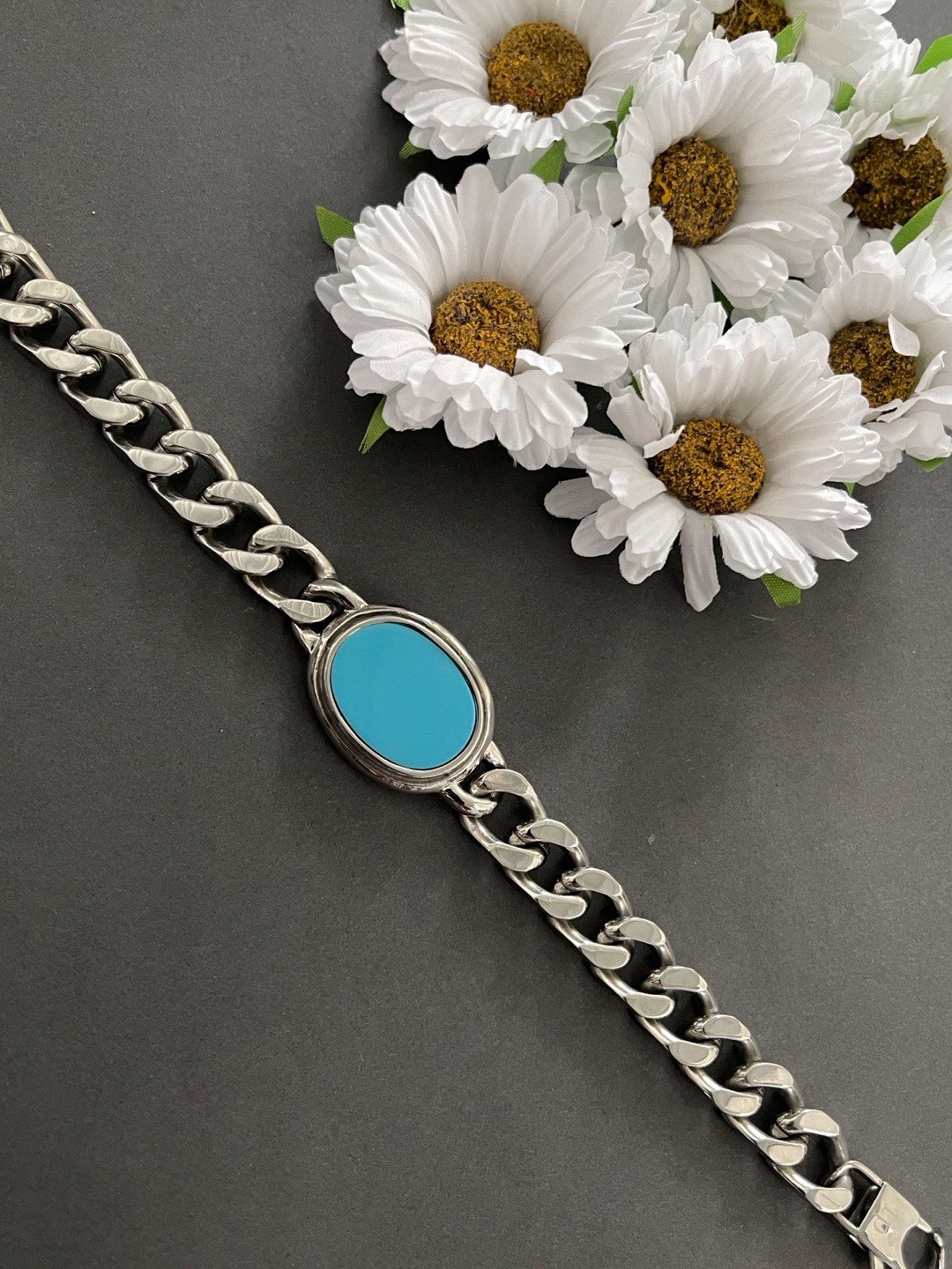 

Digital Dress Room Men Silver-Toned & Blue Stainless Steel Link Bracelet