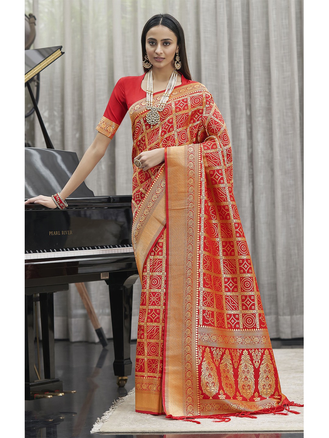 

elora Red & Gold-Toned Woven Design Zari Silk Blend Kanjeevaram Saree