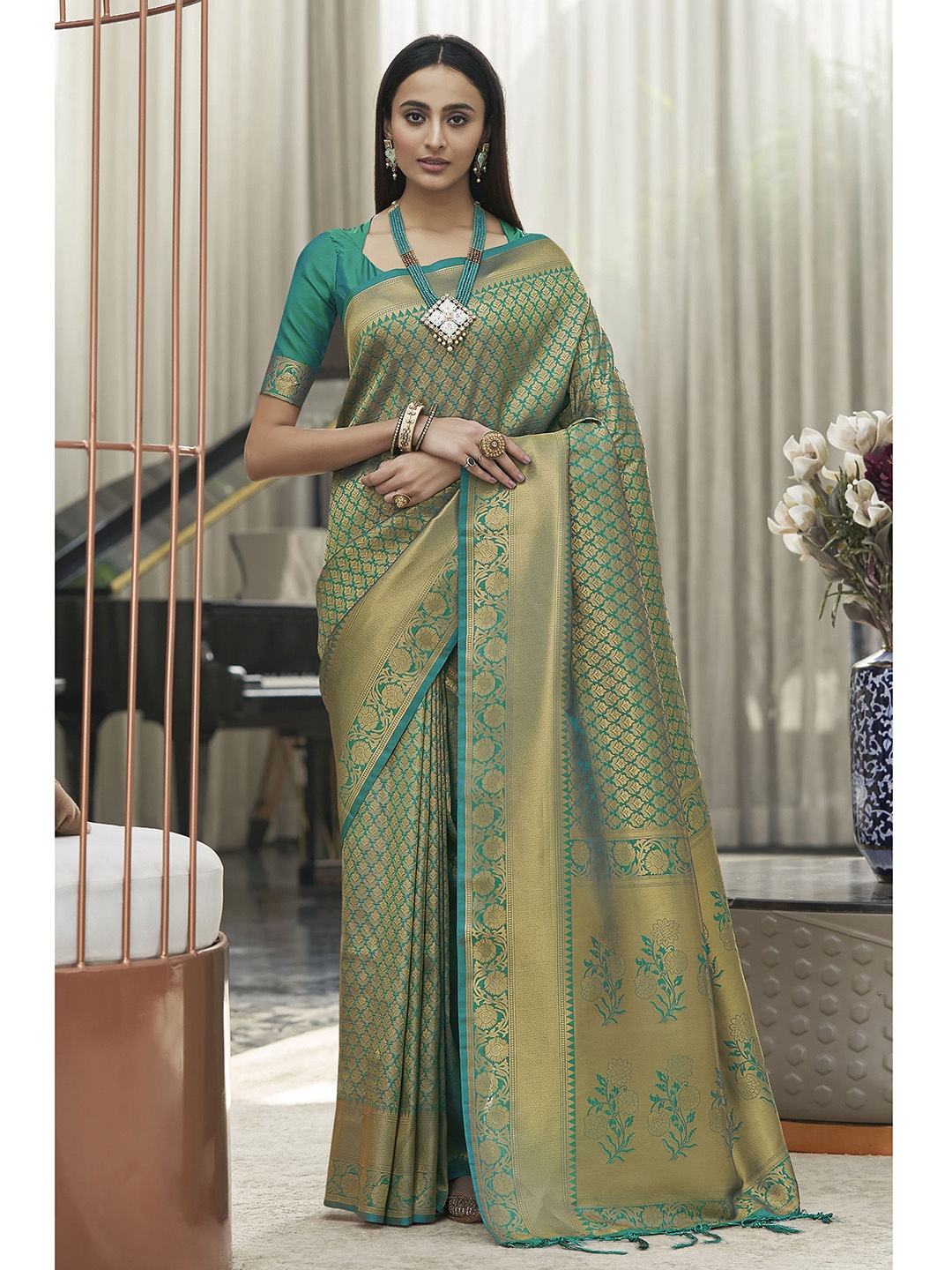 

elora Green & Gold-Toned Woven Design Zari Silk Blend Kanjeevaram Saree