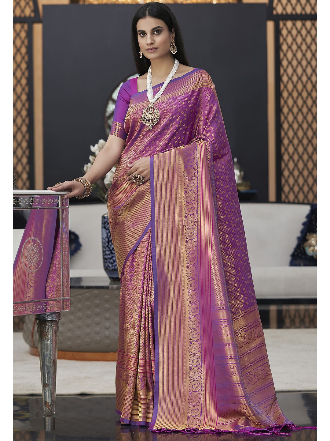 

elora Purple & Gold-Toned Woven Design Zari Silk Blend Kanjeevaram Saree