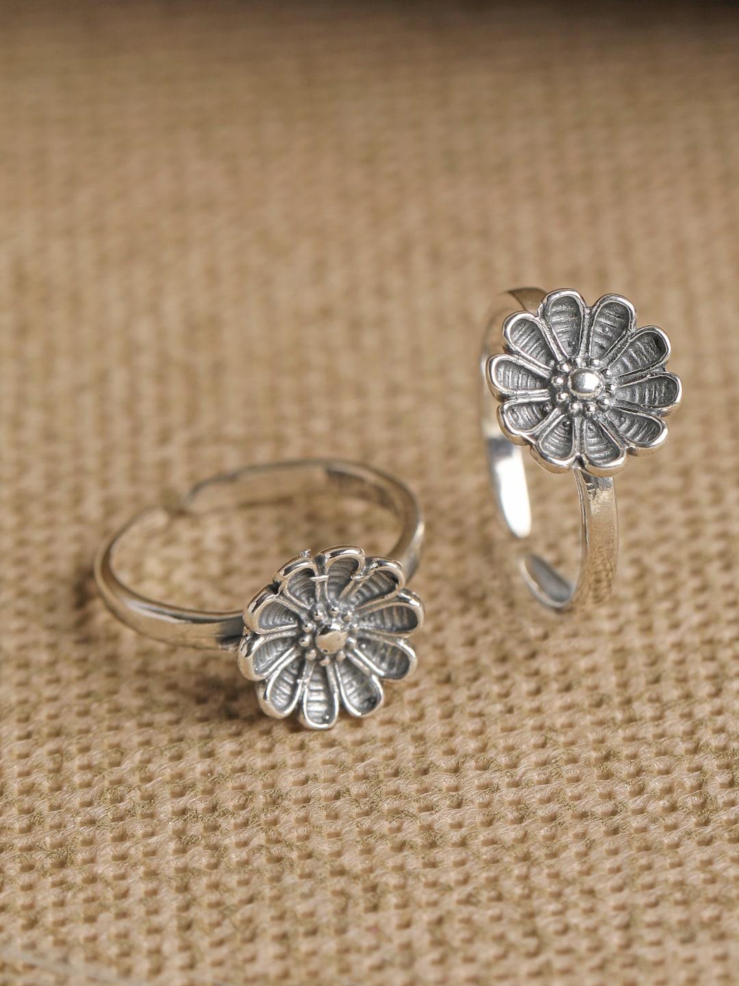 

Clara Set Of 2 Oxidised Silver-Toned Flower Toe Rings