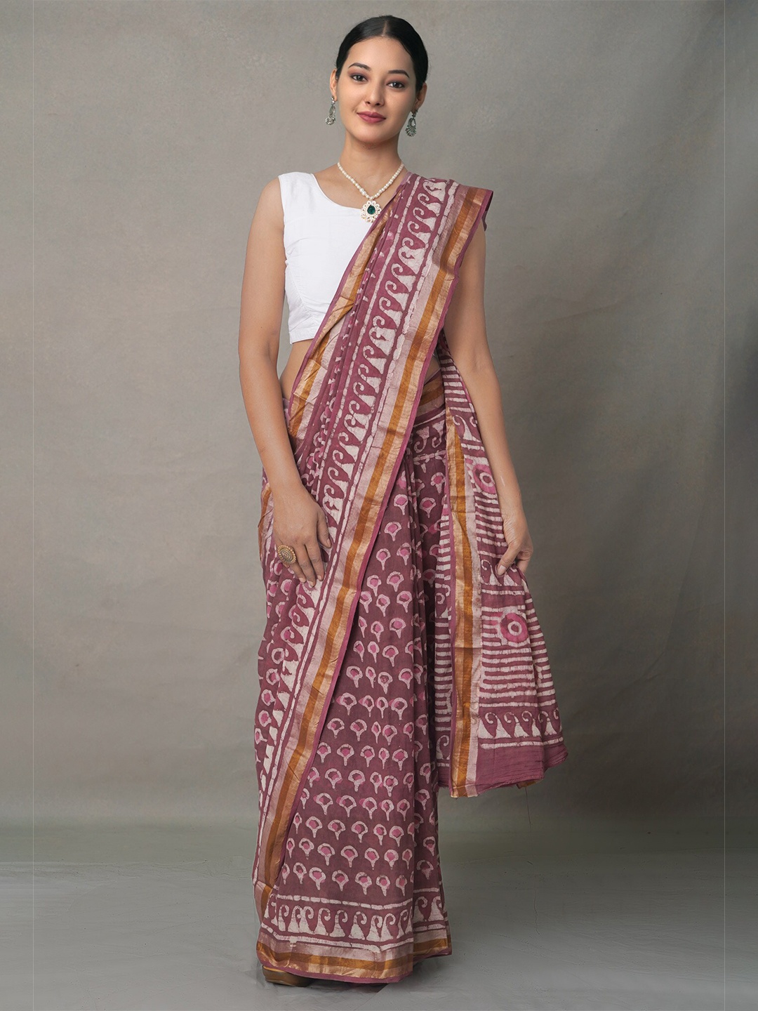 

Unnati Silks Peach-Coloured & White Ethnic Motifs Pure Cotton Block Print Saree