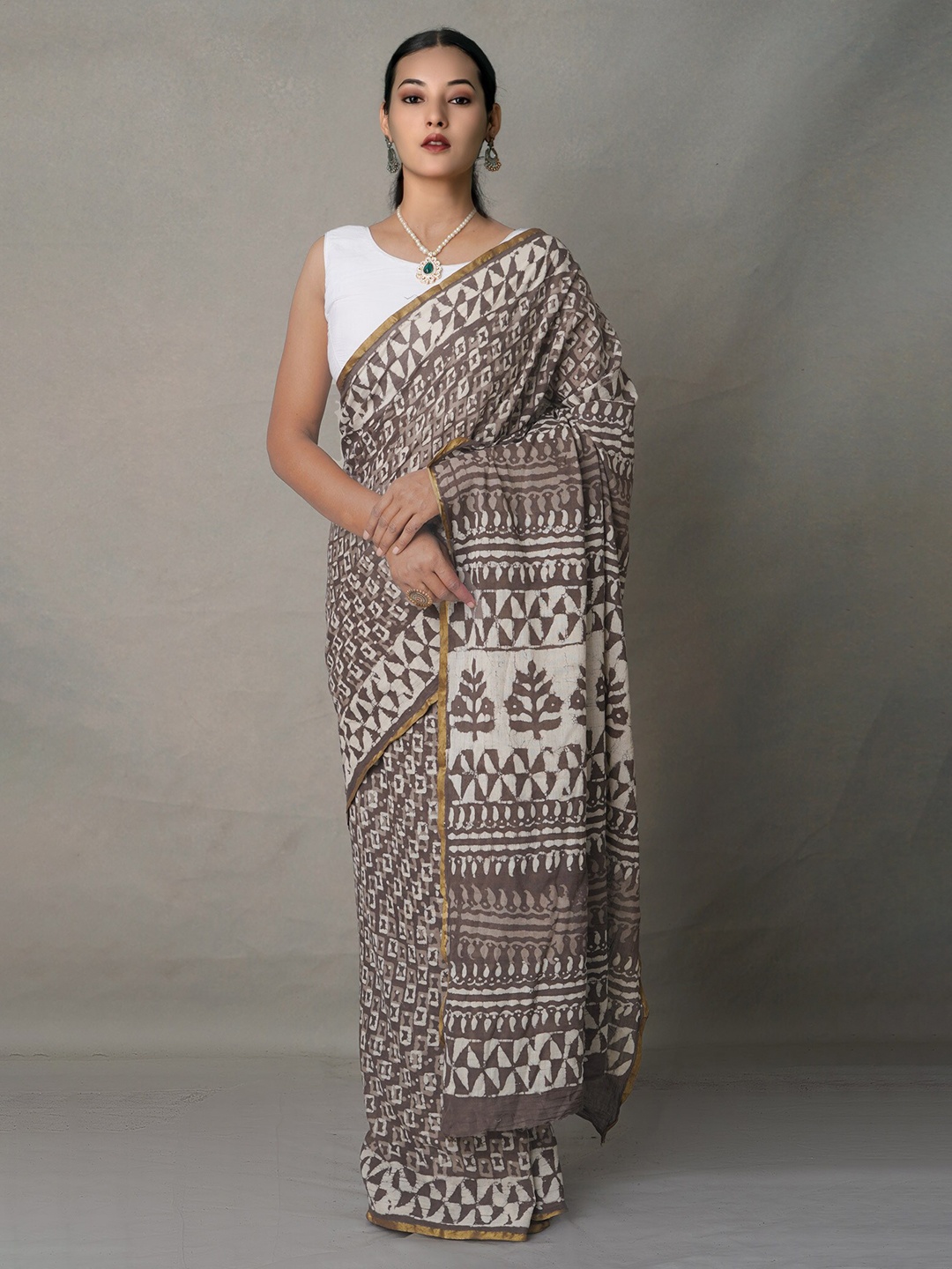 

Unnati Silks Grey & White Ethnic Motifs Zari Pure Cotton Block Print Saree