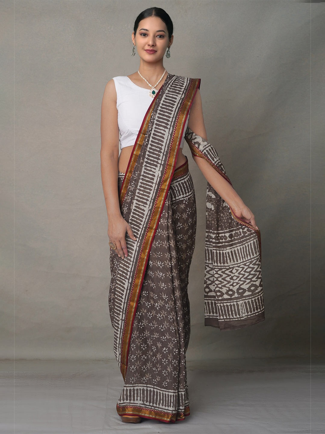 

Unnati Silks Grey & White Ethnic Motifs Pure Cotton Block Print Saree