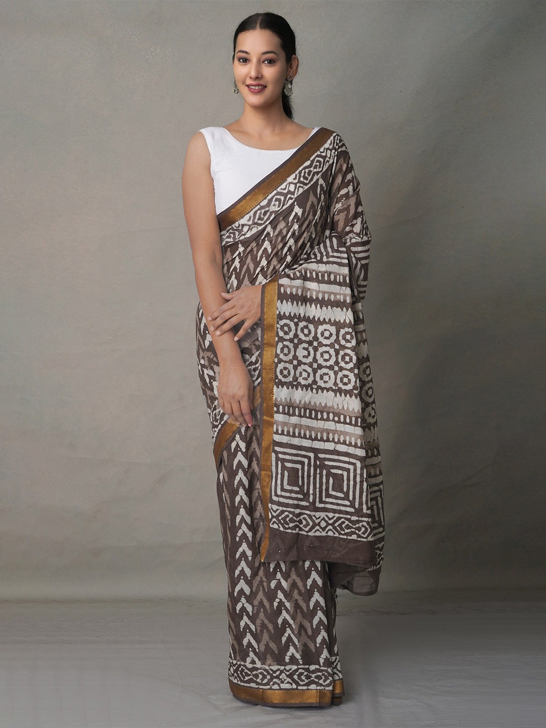 

Unnati Silks Grey & White Ethnic Motifs Zari Pure Cotton Block Print Saree