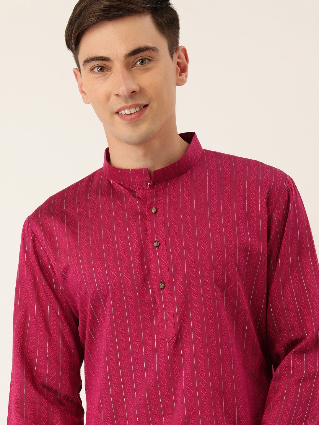 

SWAGG INDIA Men Magenta Geometric Embroidered Thread Work Kurta