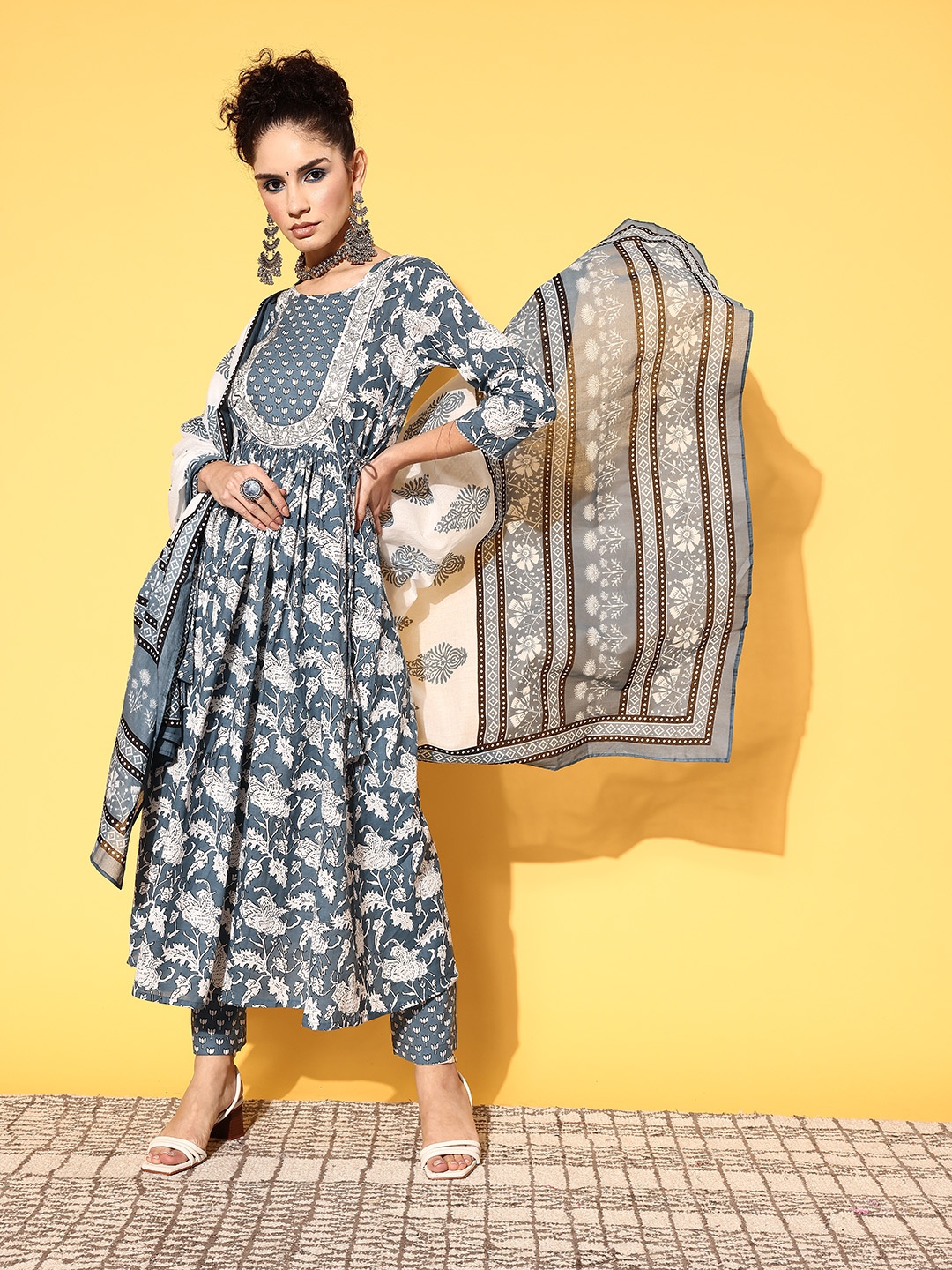 

Kvsfab Women Floral Pure Cotton Print Parade Kurta Set, Grey