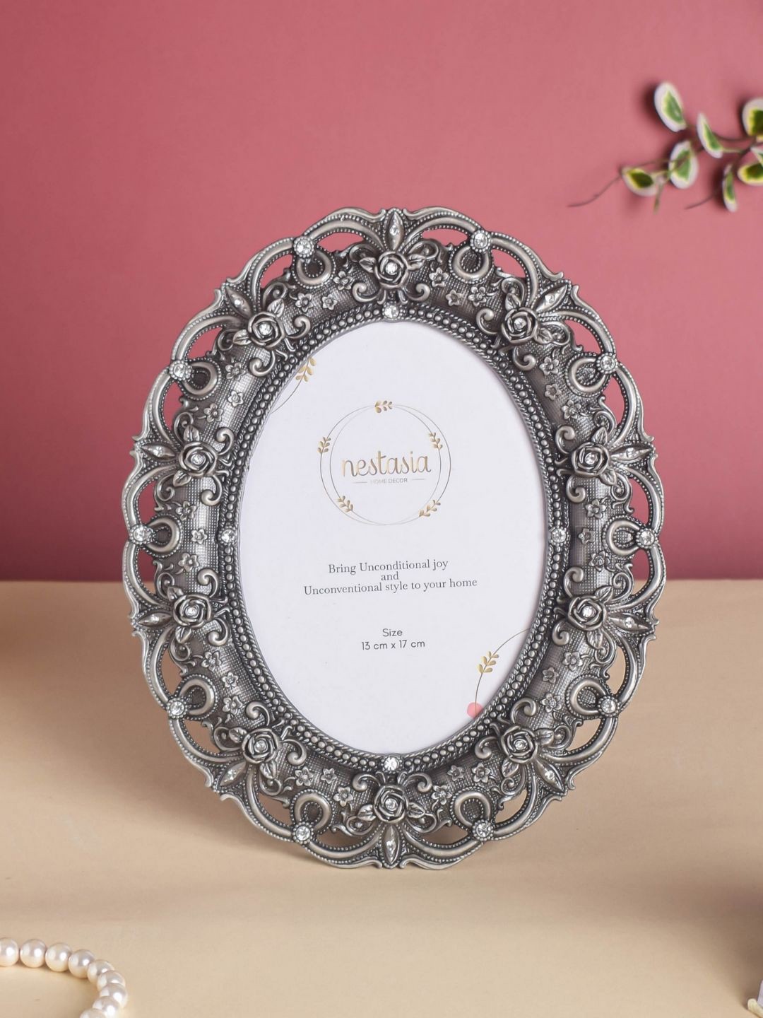 

Nestasia Silver-Toned Vintage Garland Photo Frame