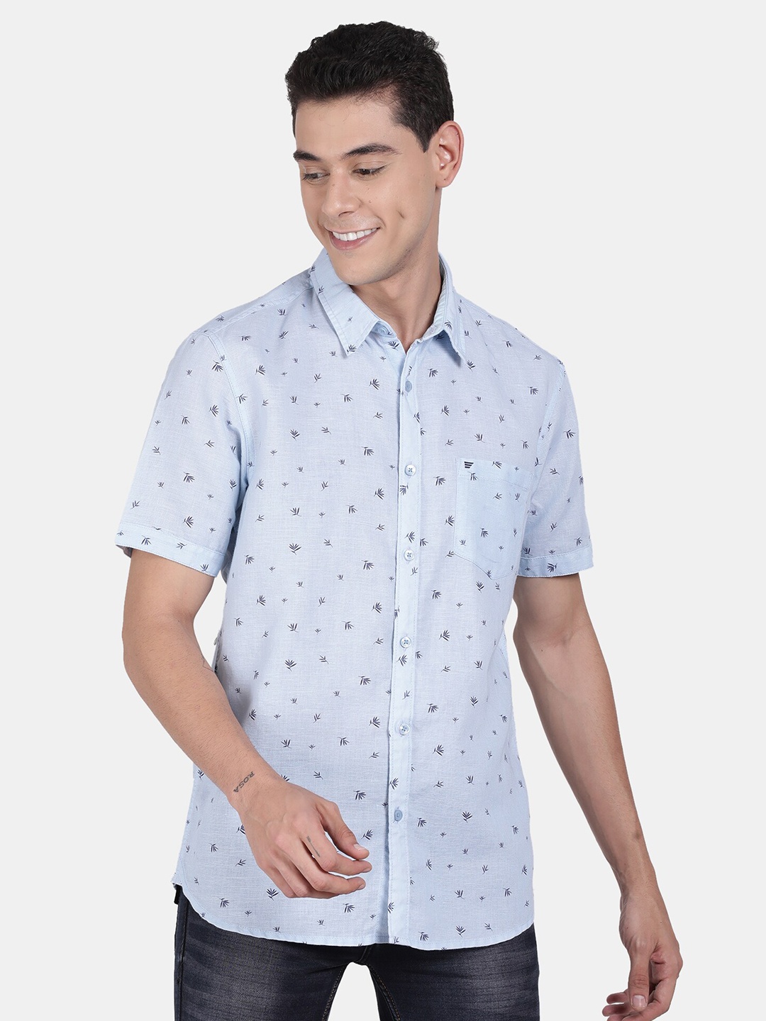 

t-base Men Blue Standard Printed Casual Shirt