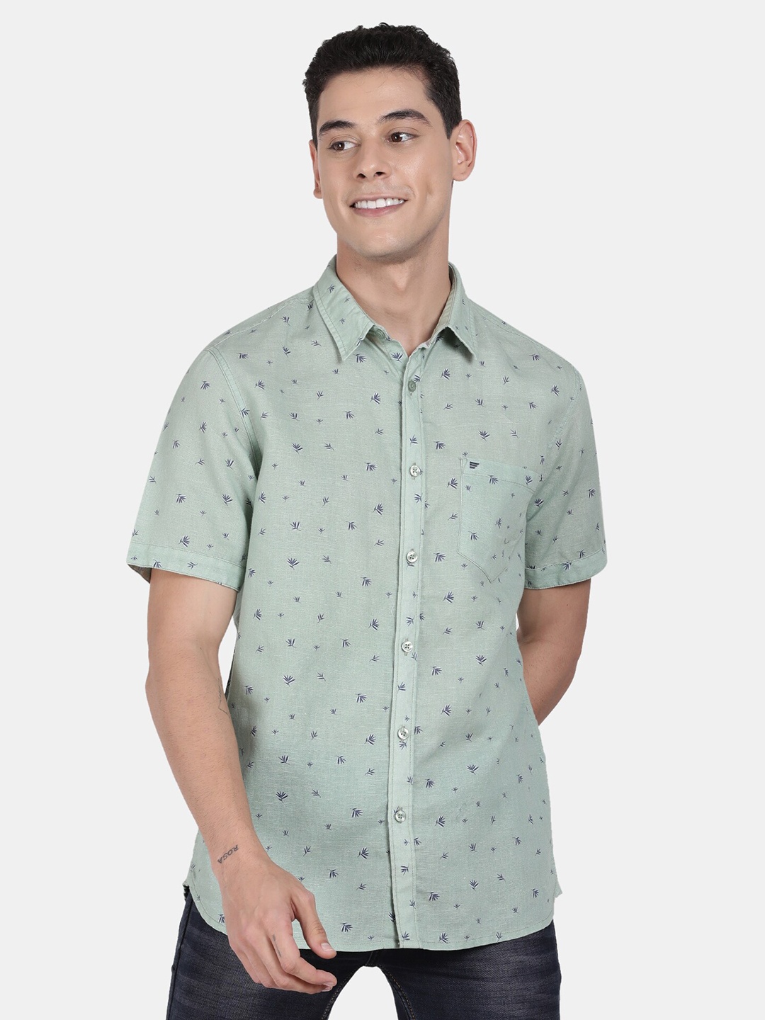 

t-base Men Green Standard Printed Casual Shirt
