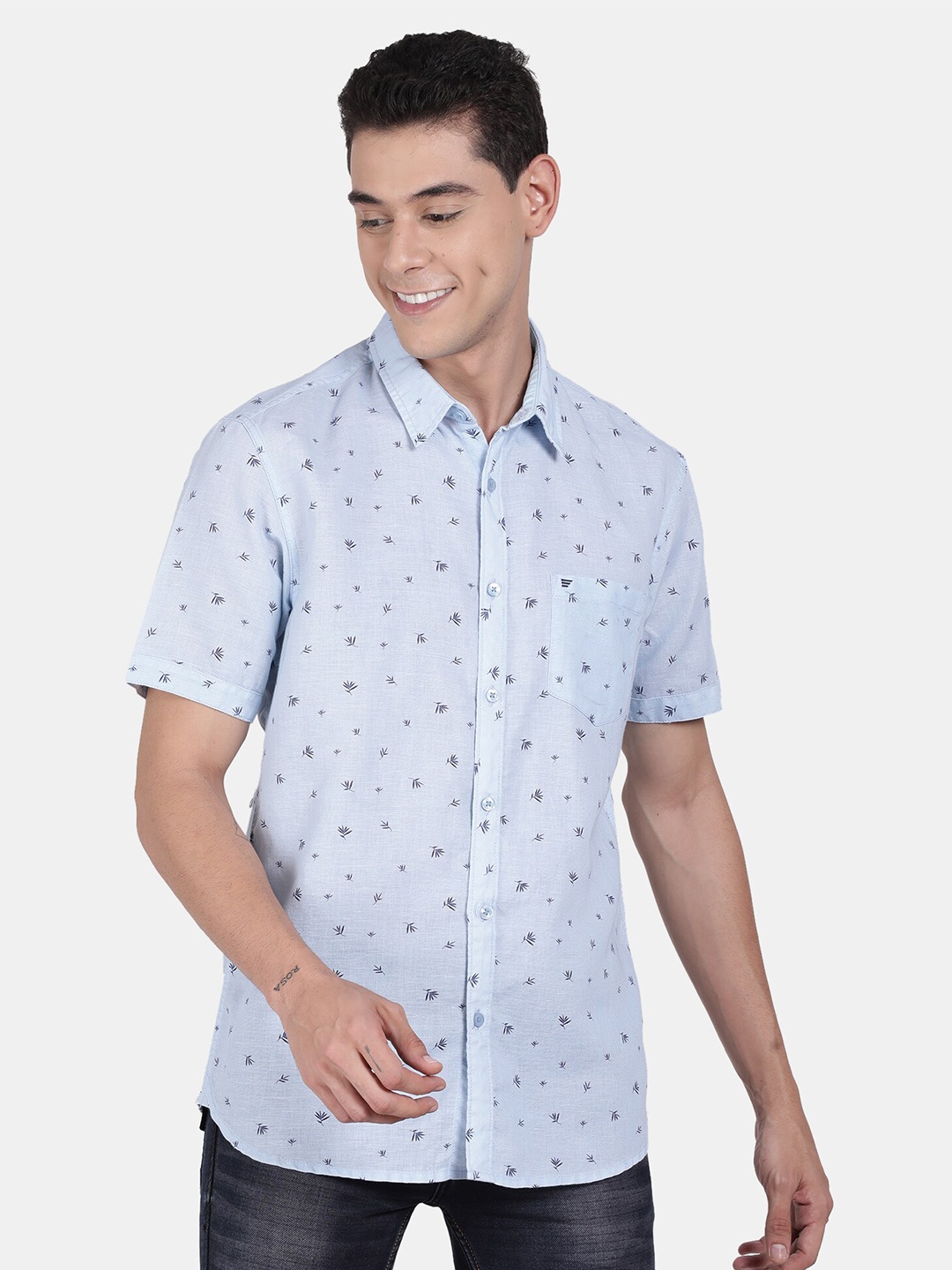 

t-base Men Blue Standard Printed Casual Shirt