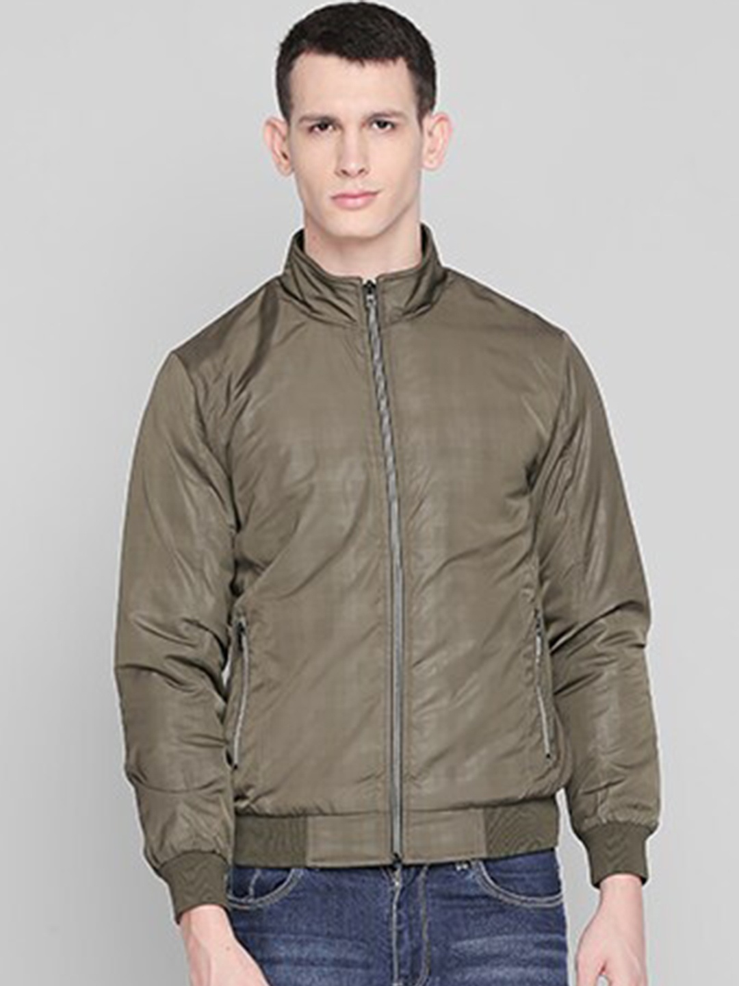 

Status Quo Men Olive Green Geometric Colourblocked Lightweight Crop Puffer Jacket
