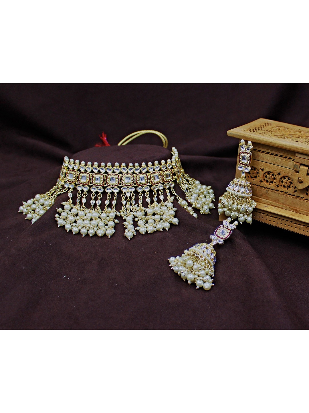 

SAIYONI Gold-Plated White Kundan-Studded & Pearl Beaded Jewellery Set