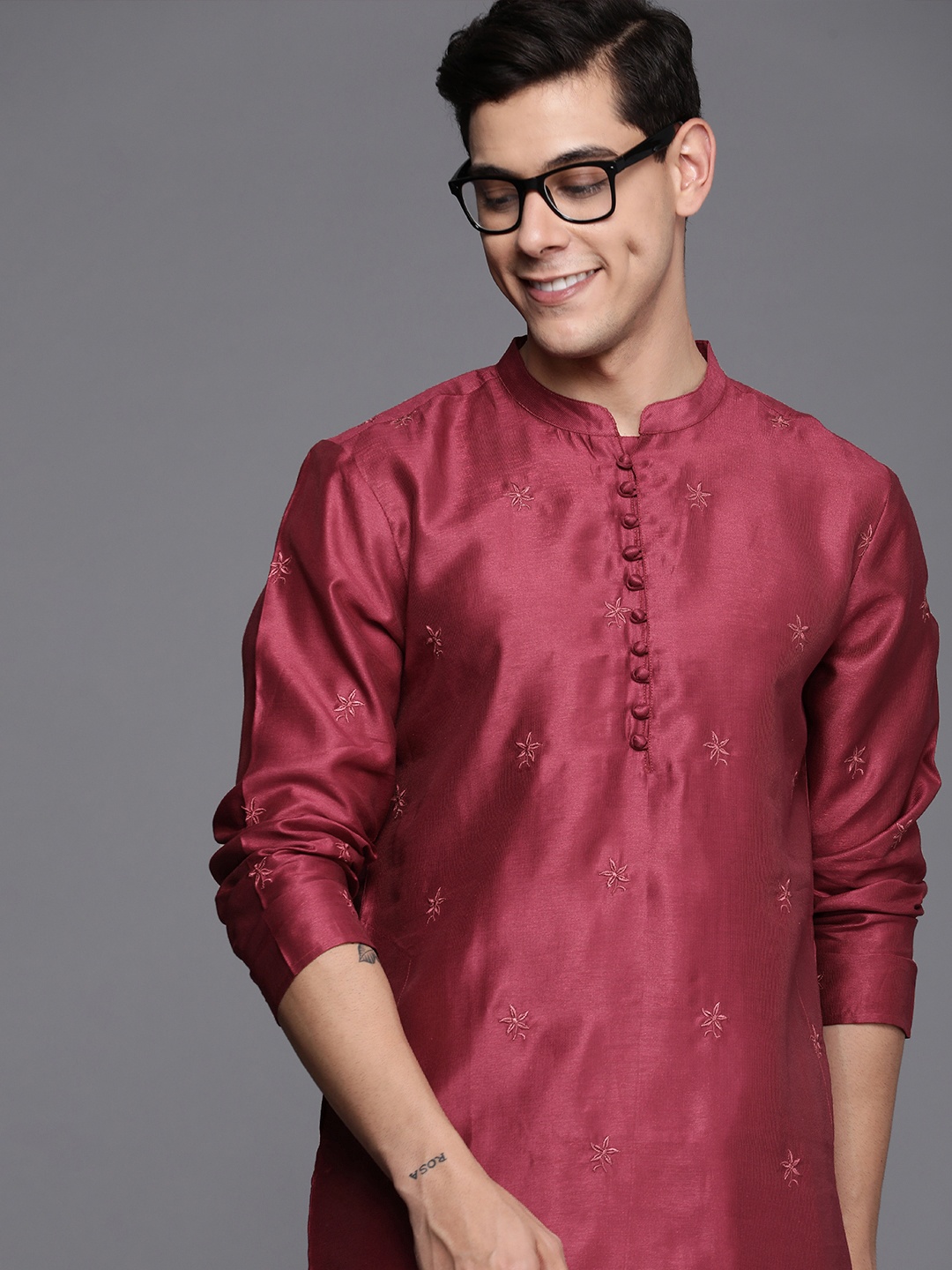 

Indo Era Men Maroon Ethnic Motifs Embroidered Kurta