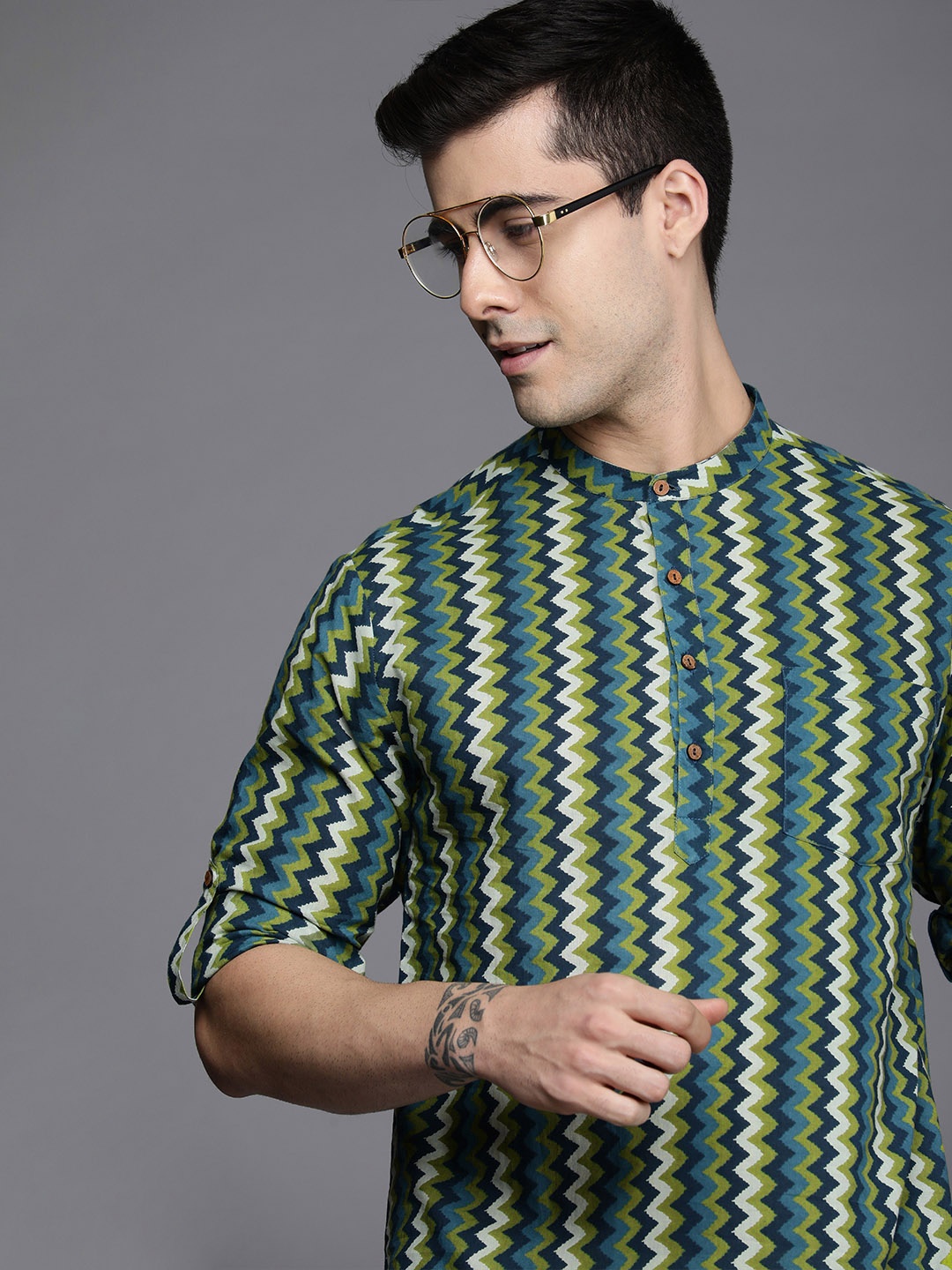 

Indo Era Men Blue & Green Chevron Printed Kurta