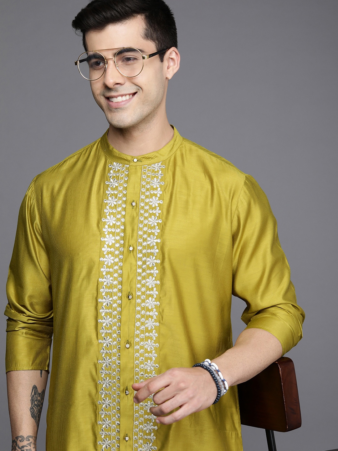 

Indo Era Men Olive Green Dyed Thread Work Liva Kurta