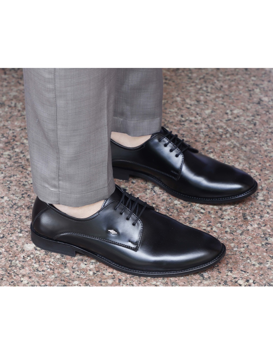 

aadi Men Black Solid Formal Derbys