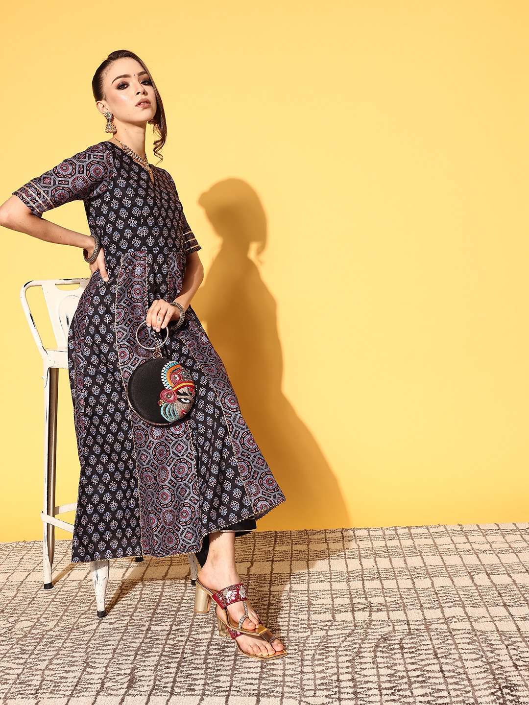 

Inddus Women Floral Cotton Blend Print Parade Kurta Set, Black