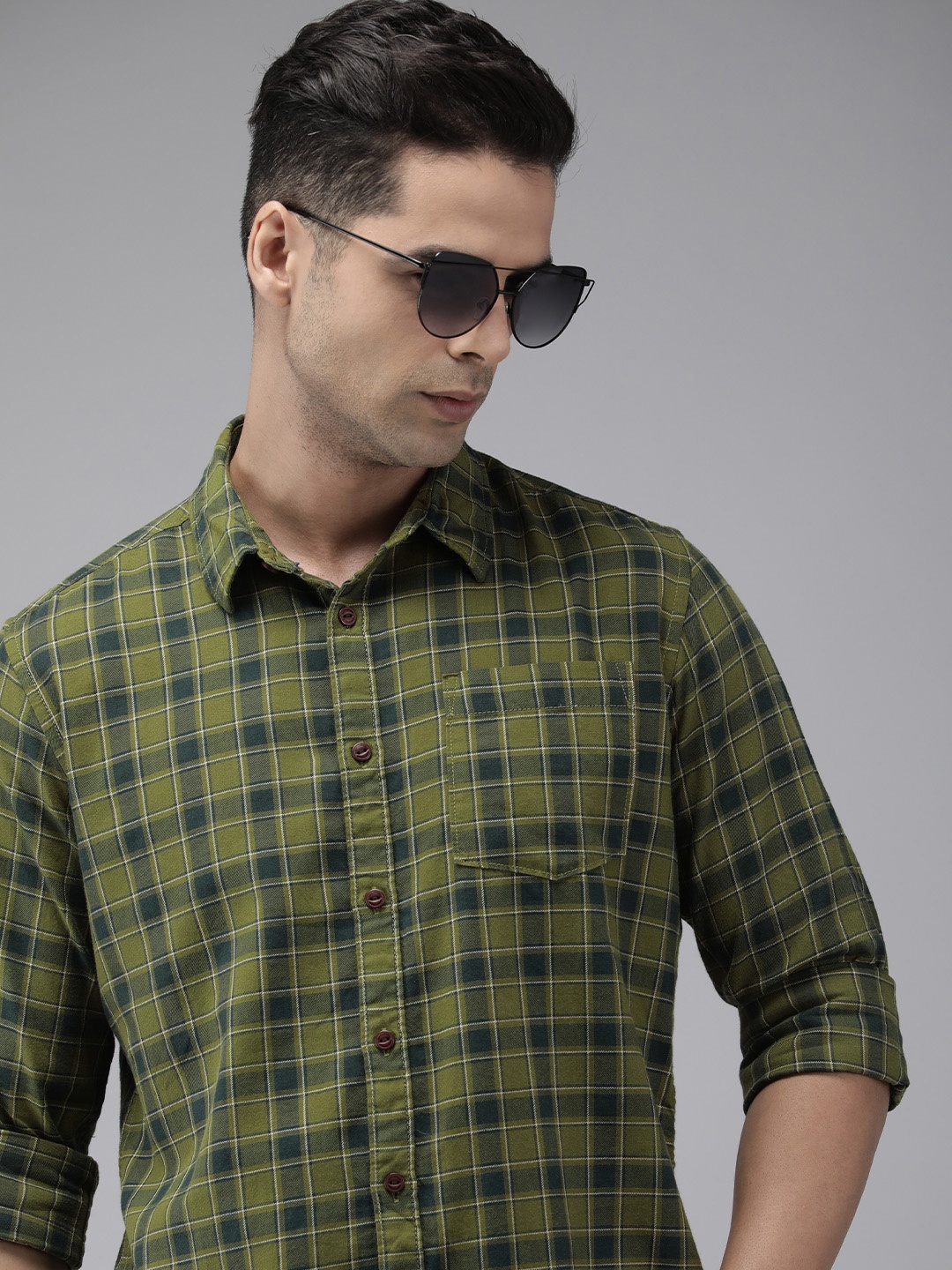 

BEAT LONDON by PEPE JEANS Men Olive Green & Navy Blue Slim Fit Checked Cotton Casual Shirt