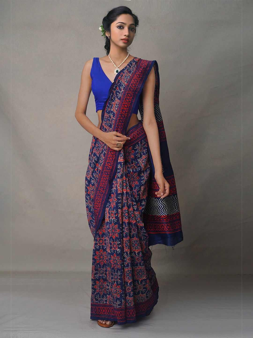 

Unnati Silks Navy Blue & Red Ethnic Motifs Silk Cotton Chanderi Saree