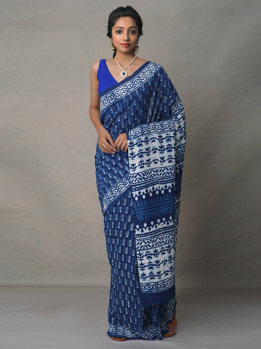 

Unnati Silks Navy Blue & White Ethnic Motifs Silk Cotton Chanderi Saree