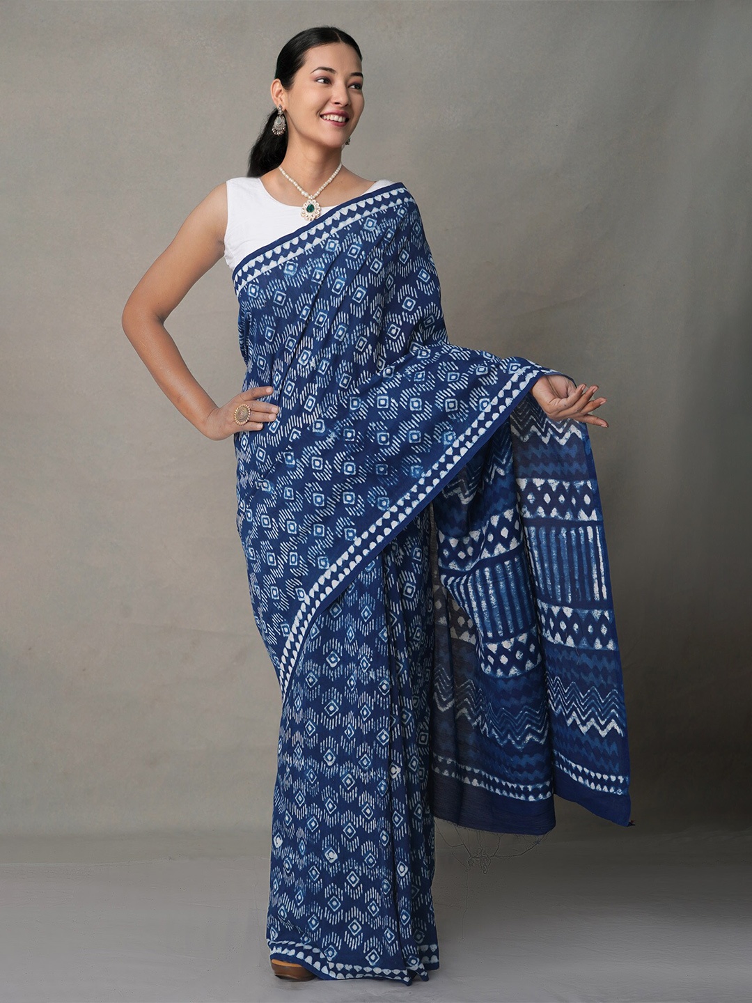 

Unnati Silks Navy Blue & White Ethnic Motifs Silk Cotton Chanderi Saree