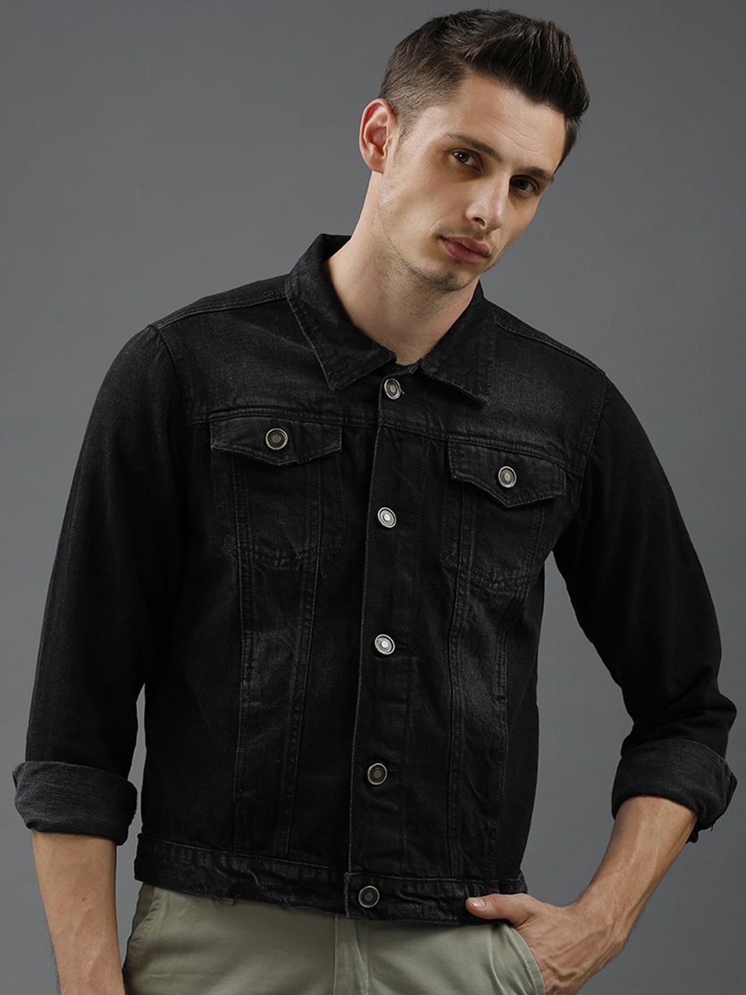 

IMYOUNG Men Black Washed Colourblocked Lightweight Crop Denim Jacket with Embroidered