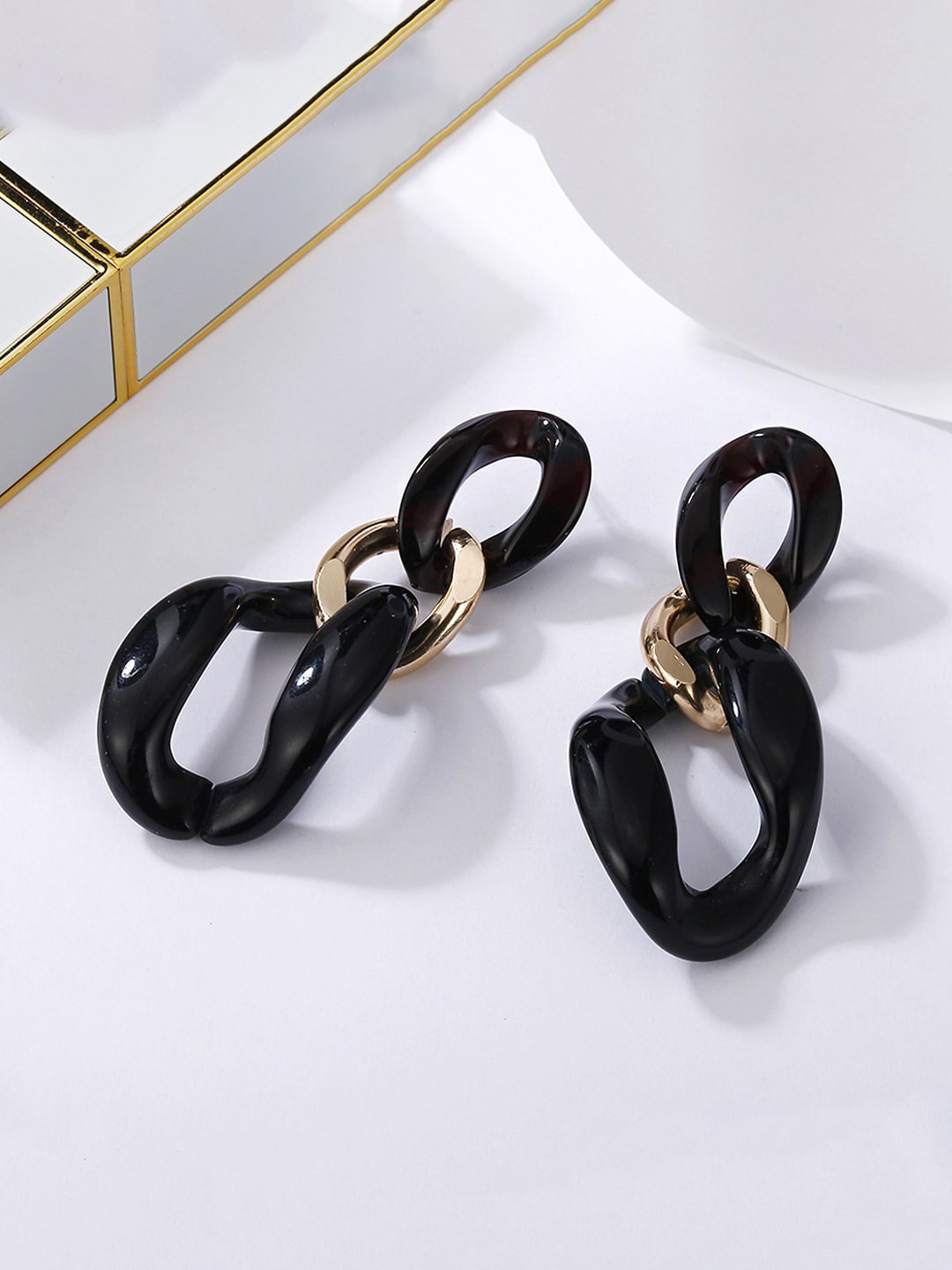 

Unwind by Yellow Chimes Black Bold Link Chain Design Dangler Earring