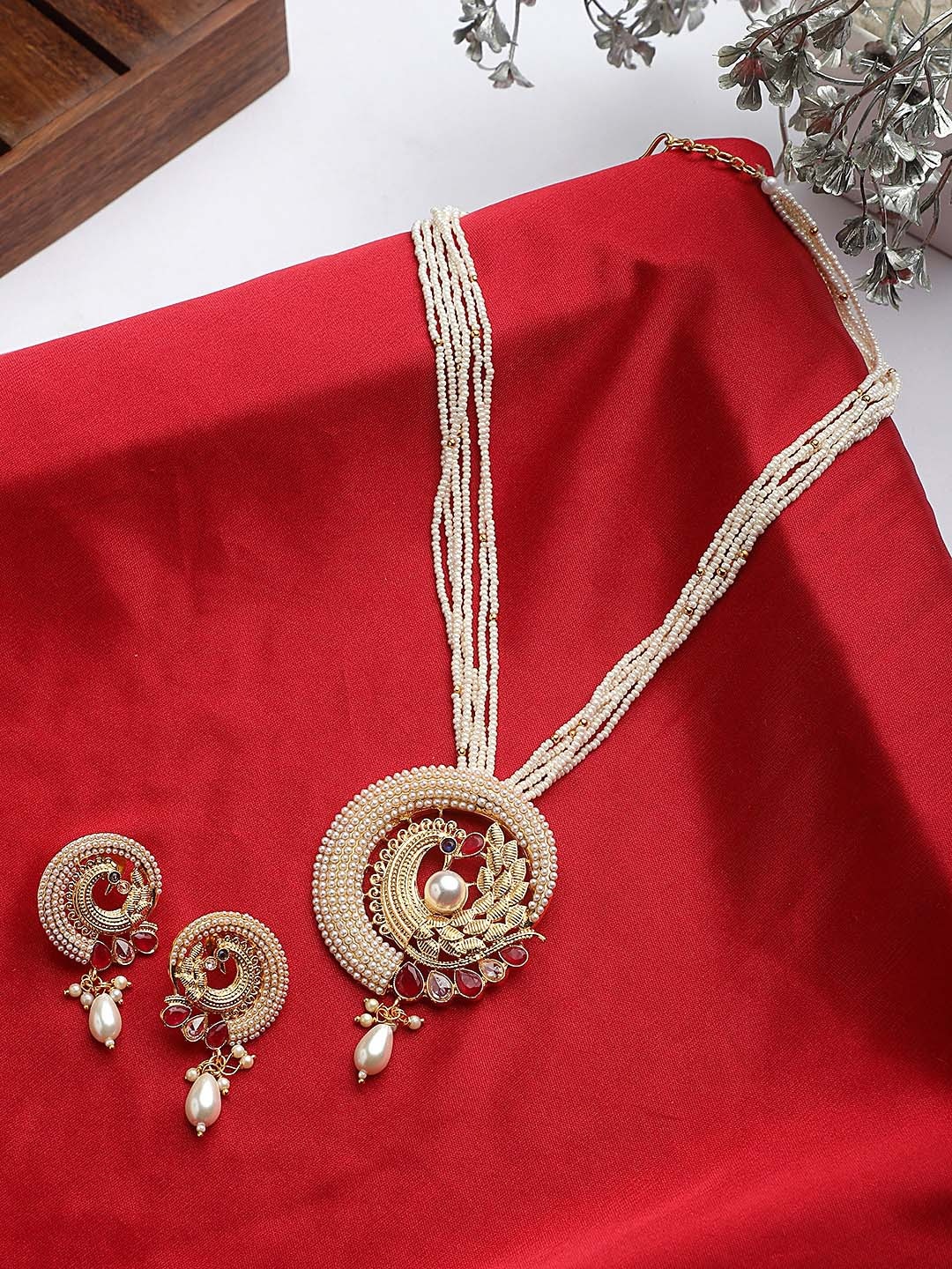 

STEORRA JEWELS Gold-Plated Red Kundan-Studded & White Pearl-Beaded Jewellery Set