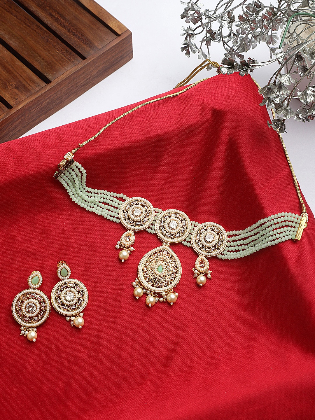 

STEORRA JEWELS Gold-Plated Green Kundan & Pearl Studded Choker Jewellery Set