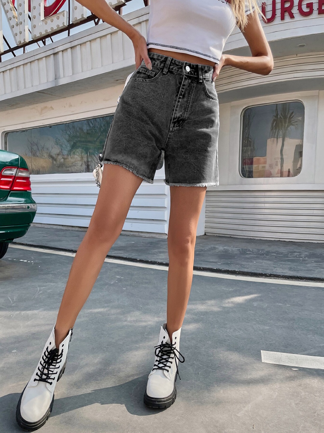 

StyleCast Women Black Mildly Distressed Heavy Fade Jeans