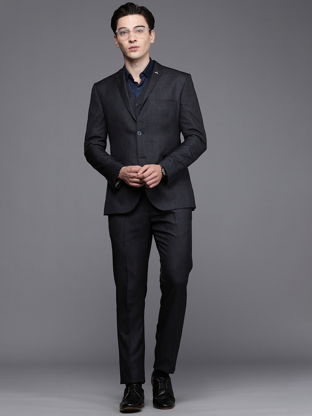 

Theme Men Navy Blue Self Design Single-Breasted Slim -Fit Notched Collar Formal Suit