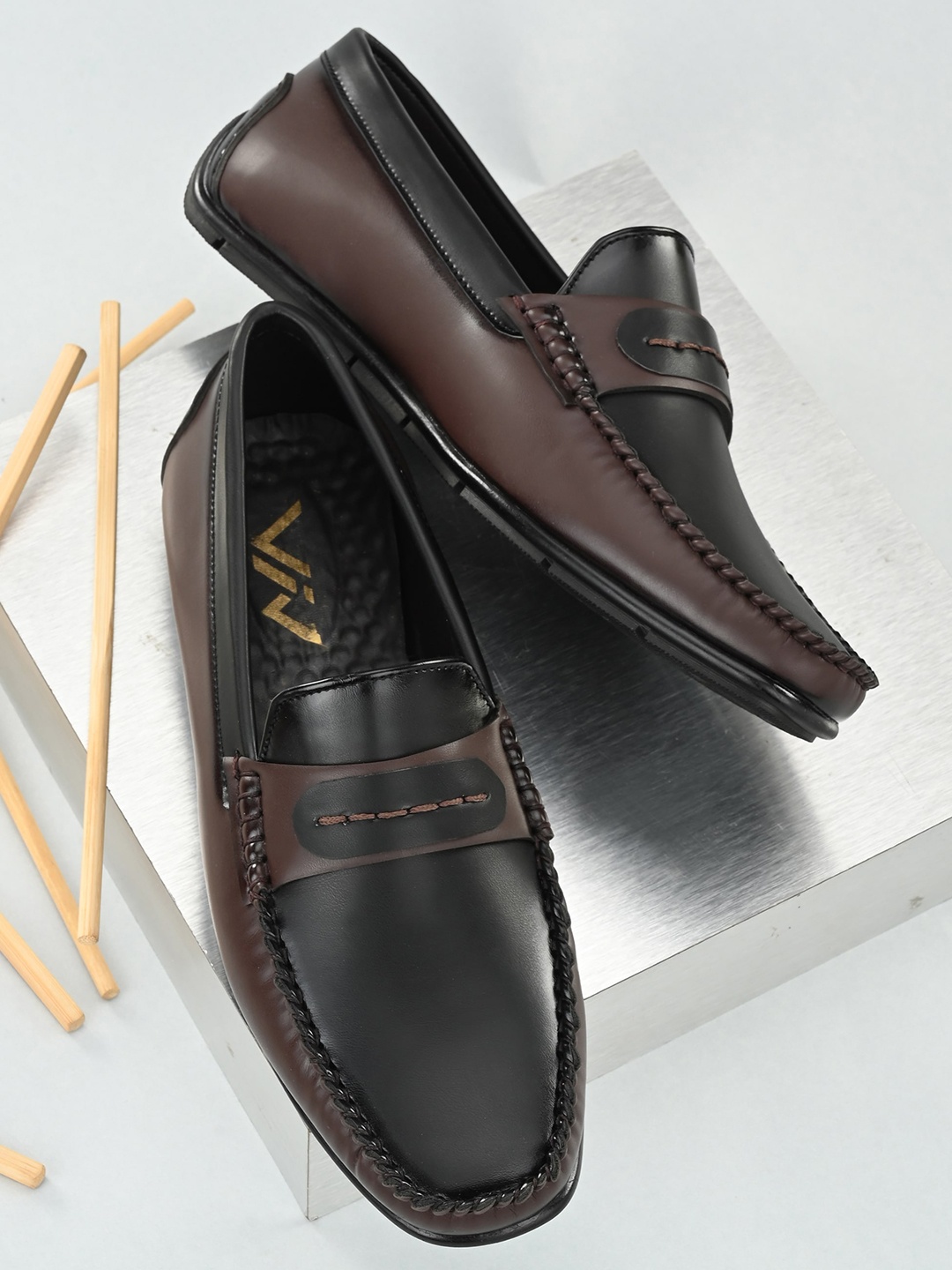 

VIV Men Brown Colourblocked Loafers