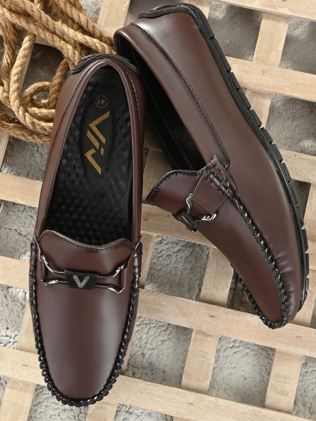 

VIV Men Brown Textured Slip-On Sneakers