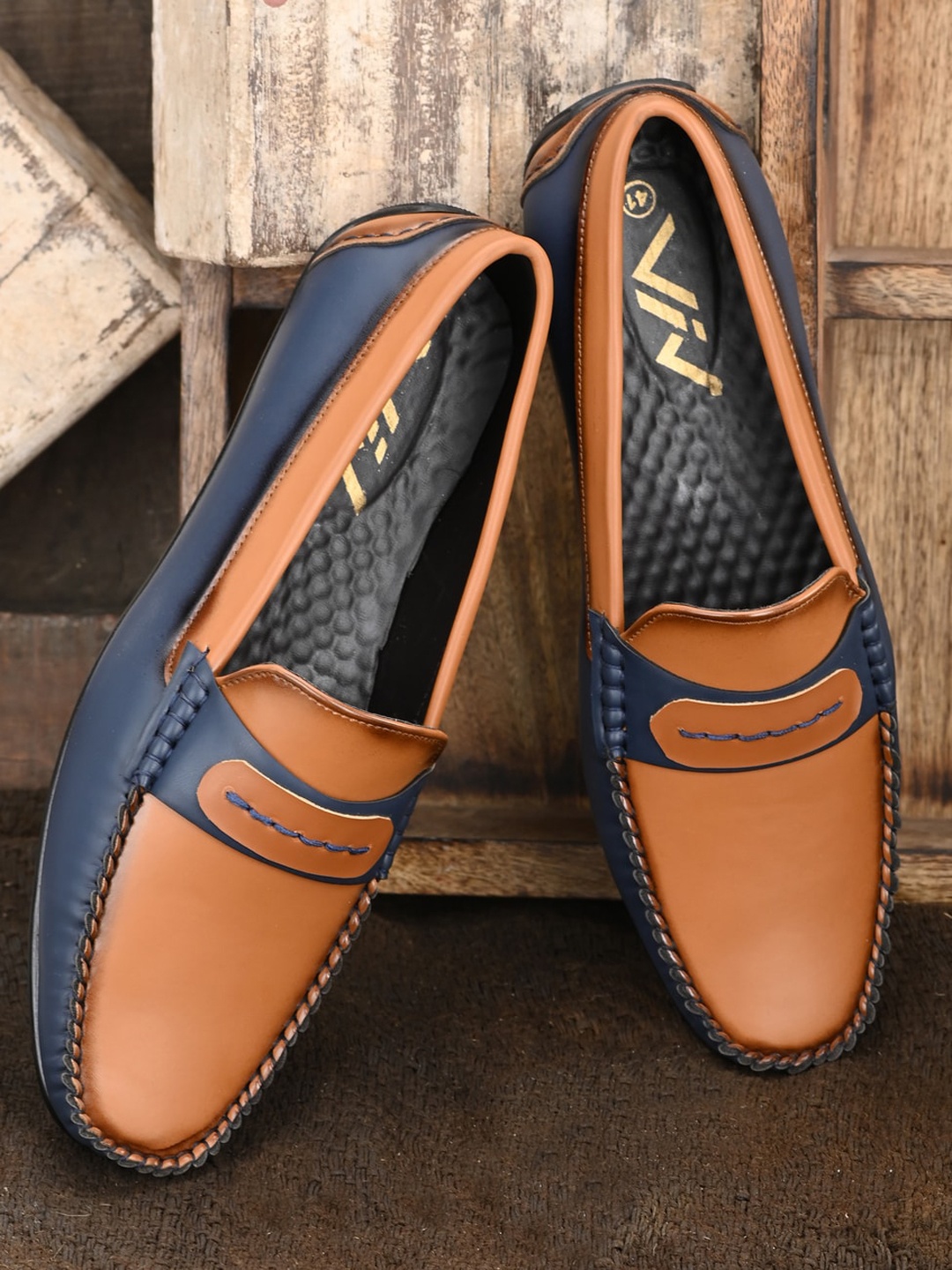 

VIV Men Blue Colourblocked Loafers