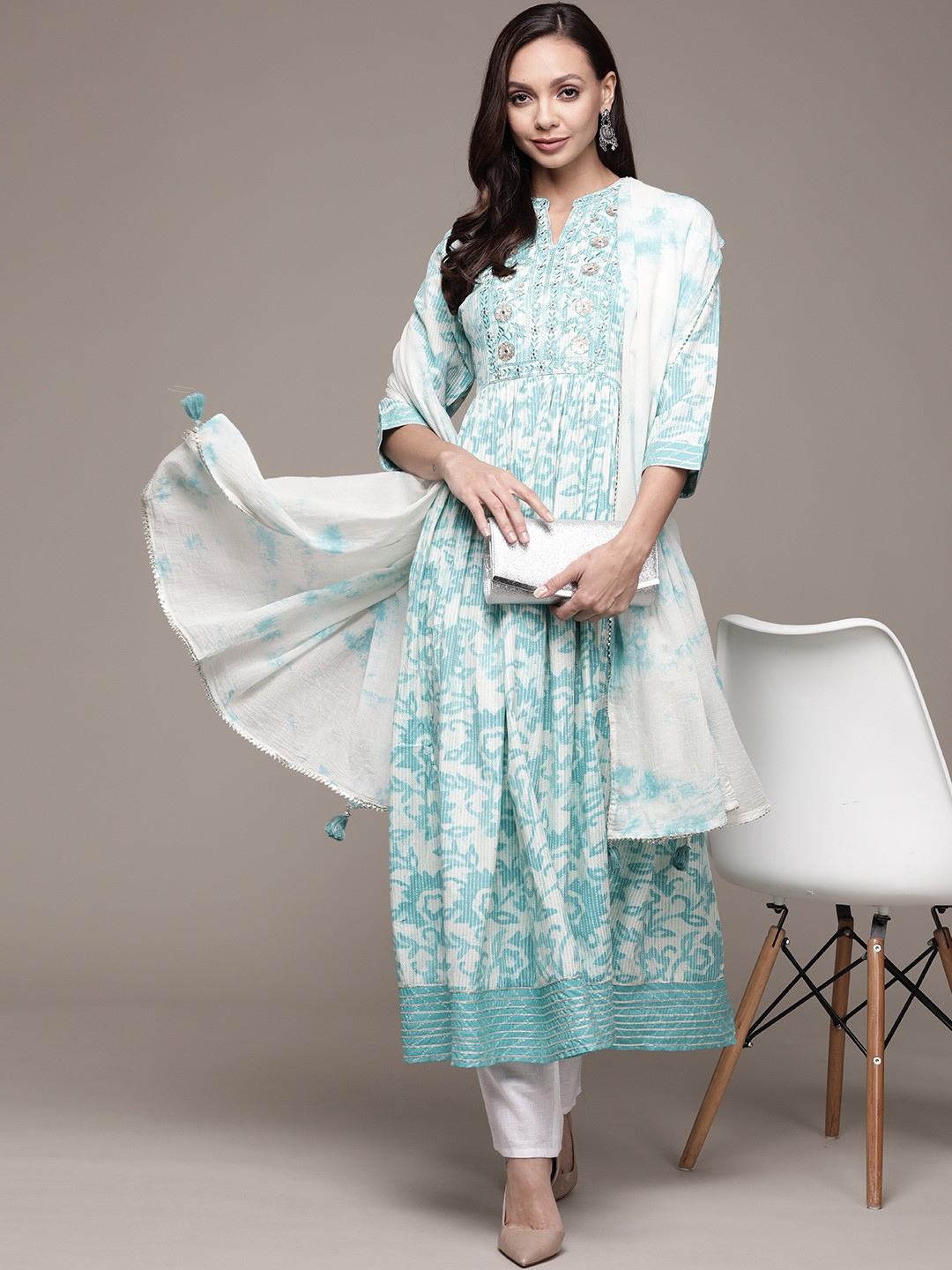 

Ishin Women Green & White Pure Cotton Floral Embellished Floral Anarkali Kurta