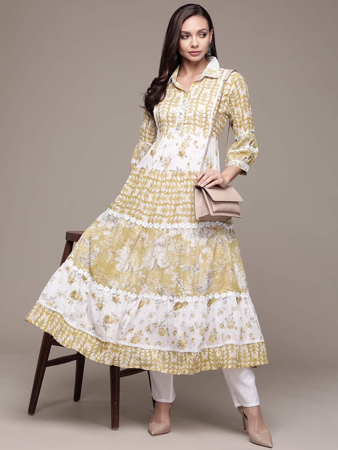 

Ishin Women Green & White Floral Pure Cotton Embroidered Tiering Anarkali Kurta
