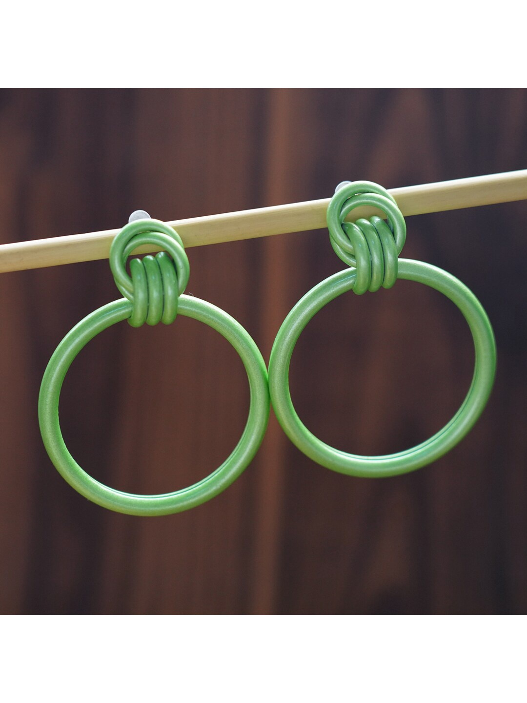 

MIZORRI Green Contemporary Hoop Earrings