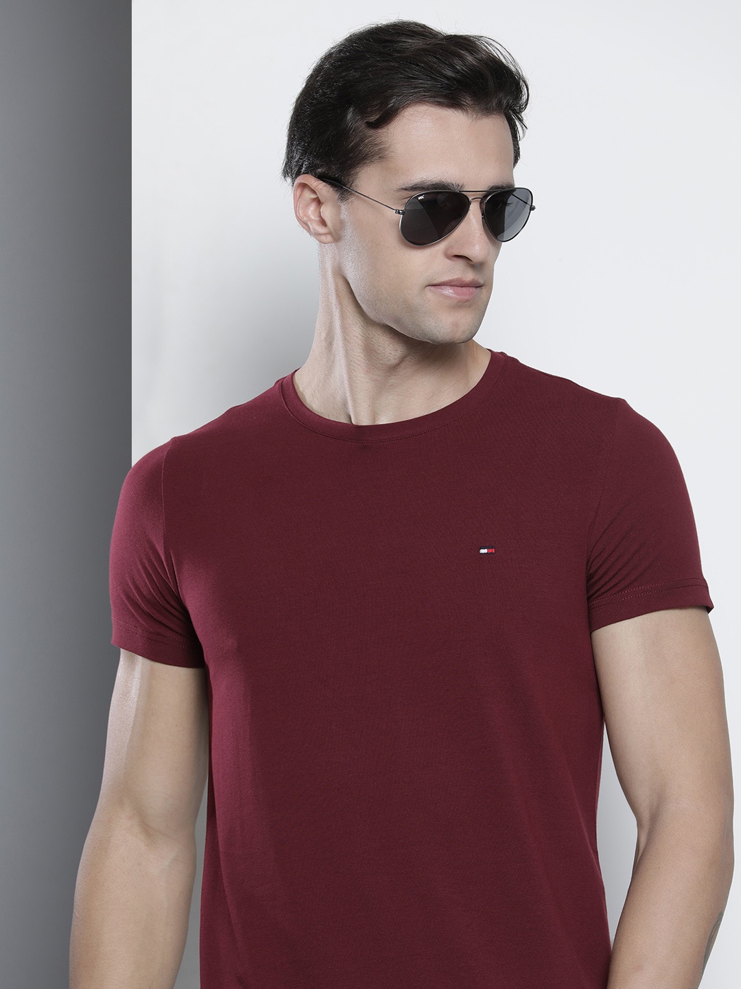 

Tommy Hilfiger Men Maroon Slim Fit T-shirt