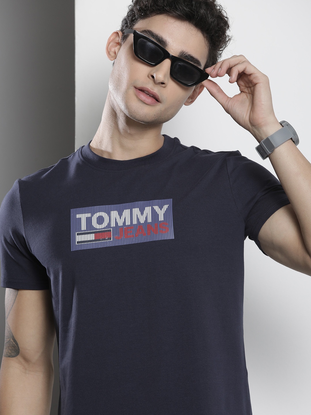 

Tommy Hilfiger Men Navy Blue & White Brand Logo Printed Applique Slim Fit T-shirt