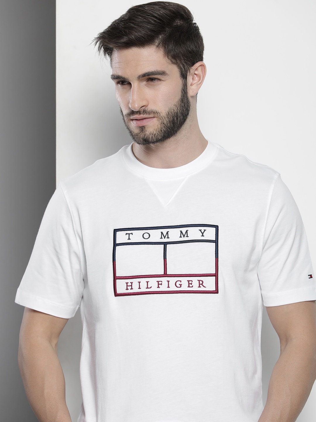 

Tommy Hilfiger Men White Pure Cotton Applique T-shirt