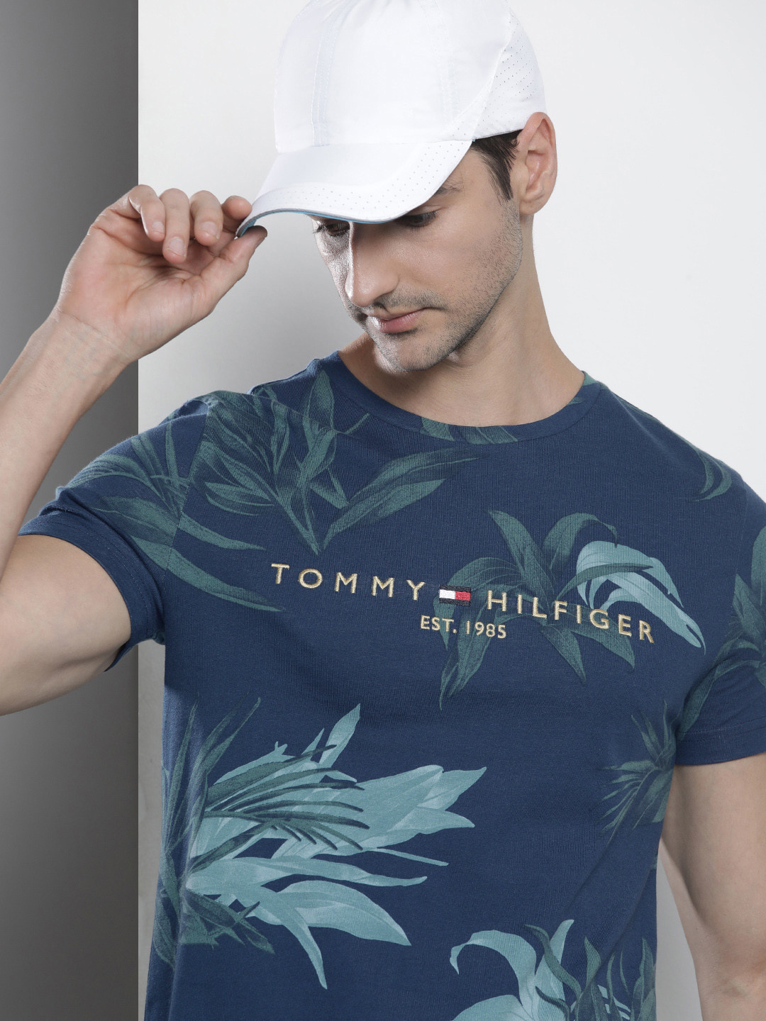 

Tommy Hilfiger Men Blue Floral Printed Slim Fit Pure Cotton Casual T-shirt