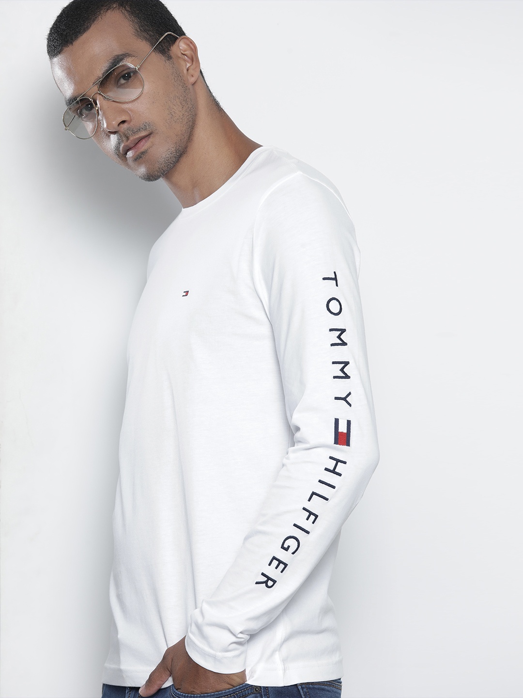 

Tommy Hilfiger Men White Brand Logo Printed Pure Cotton Slim Fit T-shirt