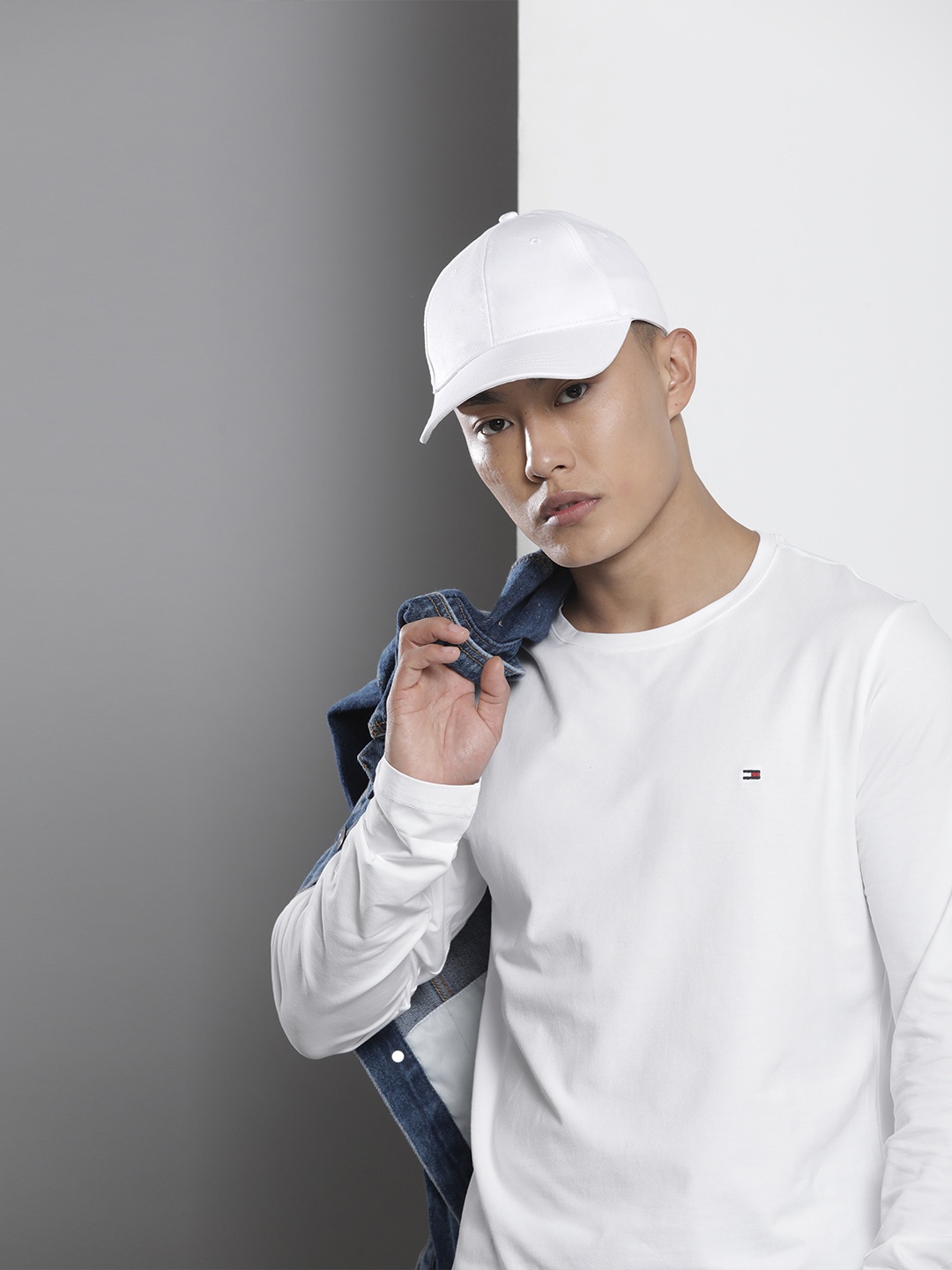 

Tommy Hilfiger Men White Solid Long Sleeves Slim Fit T-shirt