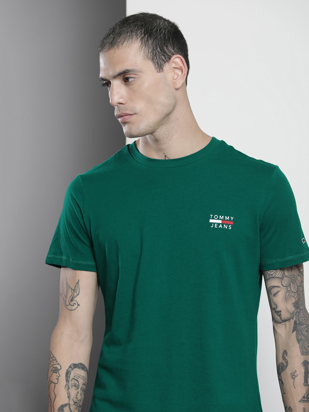 

Tommy Hilfiger Men Green Solid Pure Cotton Slim Fit T-shirt